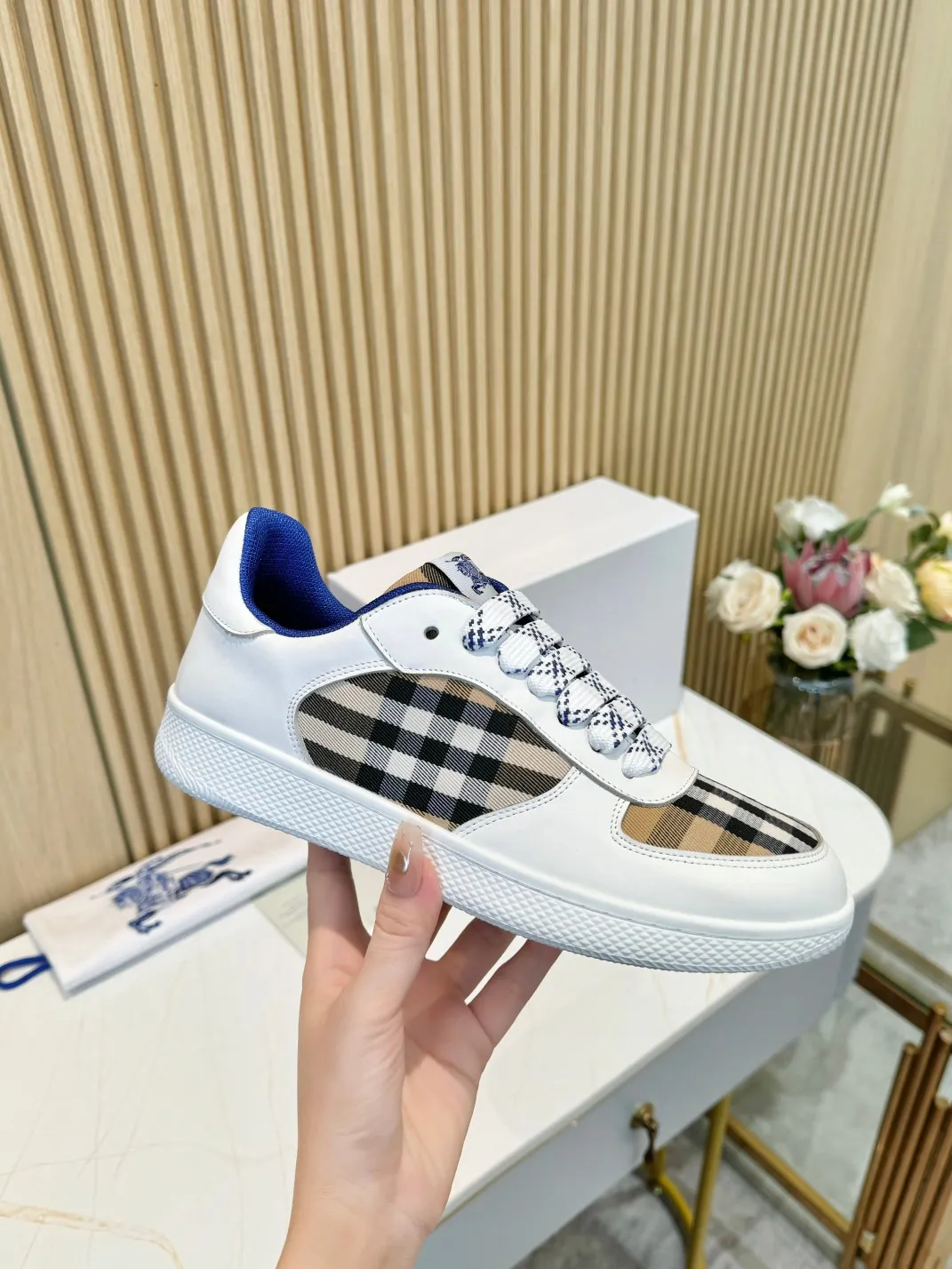Men's men's shoes 💰560 Burberry's 2024 hot model is released. After three years, the classic plaid returns. It is versatile and decorated with worsted Burberry plaid pattern. Featuring a mesh lining and checkered laces, the rubber sole features the archive Burberry monogram. From Burberry's iconic collection, these wardrobe staples are interpreted with the brand's signature style.   ✅Fabric: classic cotton + silk cowhide ✅Lining: original board lining, silk cowhide lining ✅Outsole: TPU ✅Color: white ✅Code number: 35-45 for men and women (35, 45 customized)